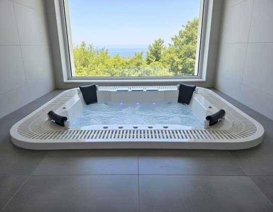 4 seater outdoor spa - Image 2