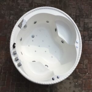 Round luxury bathtub