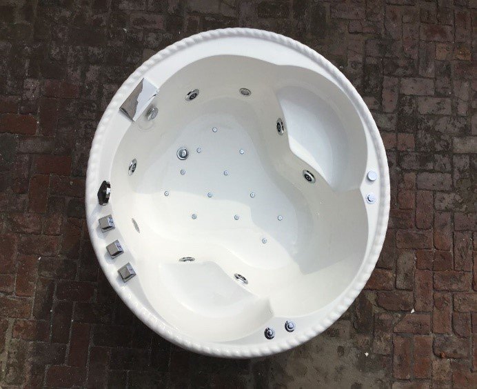 Round luxury bathtub